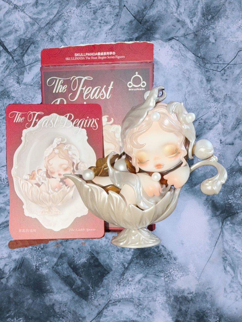 SKULLPANDA The Feast Begins Pearlescent Cream Figurine open box